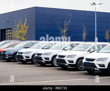 Rangée de nouvelles voitures à vendre grand stock en vaste parking - voiture moderne l'inventaire du concessionnaire Banque D'Images