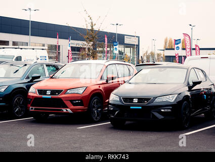 Strasbourg, France - nov 7 2017 : Vue de face de deux Seat Sport RR nouvelles voitures à vendre grand stock en vaste parking - l'inventaire du concessionnaire automobile français Banque D'Images