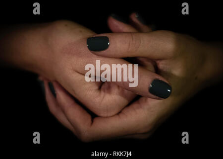 Les mains des femmes détenant ensemble libre shot des mains avec des ongles peints en vert Banque D'Images