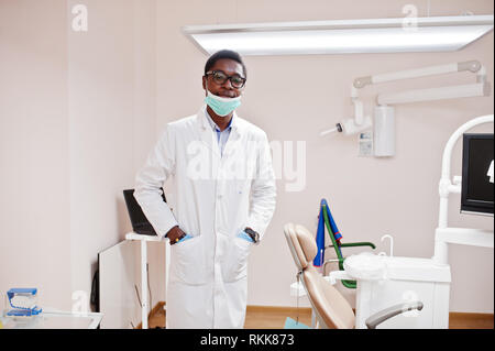 African American male doctor in lunettes et masque posé en clinique. Banque D'Images