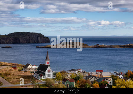 Vue aérienne d'une petite ville sur la côte de l'océan Atlantique au cours d'une journée ensoleillée. Prises à Trinity, Terre-Neuve et Labrador, Canada. Banque D'Images