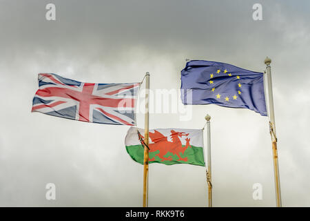 Le Dragon rouge d'un drapeau du pays de Galles, l'Union européenne (UE) et celui de l'Union Jack (drapeau du Royaume-Uni) Banque D'Images