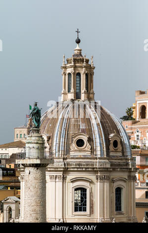 Coupole de l'église Saint Mary et la colonne de Trajan, Rome, Italie Banque D'Images