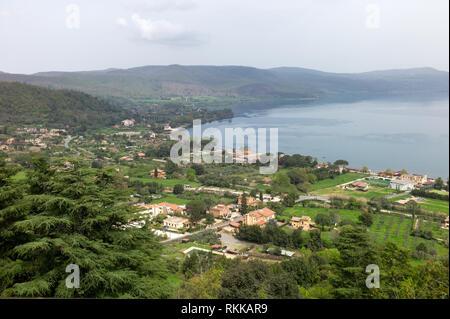 Vue sur le lac de Bracciano, Italie Banque D'Images