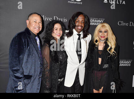 Los Angeles, CA - 09 février : Ralph Johnson (L) et Verdine White (2e R) de Earth, Wind & Fire et vous assister à l'Académie de l'enregistrement et Clive D Banque D'Images