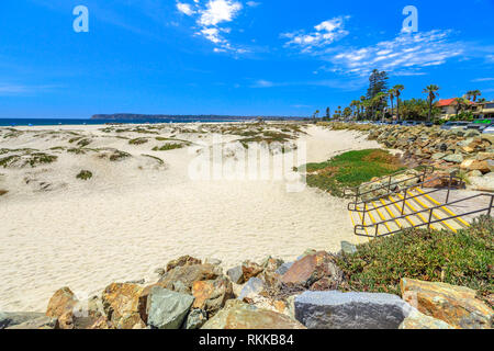 À l'escalier central Coronado Beach le long d'Ocean Boulevard. Scenic des dunes de sable et des palmiers sur l'océan Pacifique dans l'île Coronado, San Diego. L'été Banque D'Images