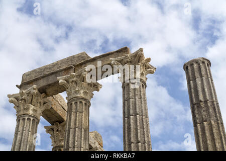 Détail de Temple romain d'Évora, le Temple de Diane ou Templo romano, à Evora, Portugal, Europe. Cluods Blanc sur bleu ciel. Banque D'Images
