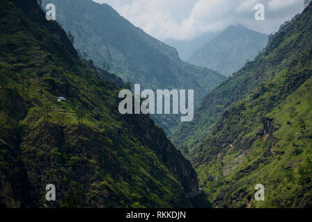 Fermé, étroit, près de la région de réservoirs Kinnaur, en Inde, l'Himalaya. Banque D'Images