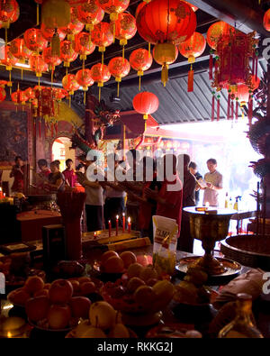 Avant la date du Nouvel An chinois, un groupe de personnes bouddhistes prient dans un Vihara bouddhiste (place pour adorer). Banque D'Images