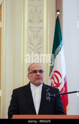 Manouchehr Moradi, ambassadeur de l'ambassade d'Iran en Ukraine est vu pendant son discours à la 40e anniversaire de la victoire de la révolution islamique d'Iran au cours d'un événement d'hébergement par l'ambassade de la République islamique d'Iran à Kiev. Banque D'Images