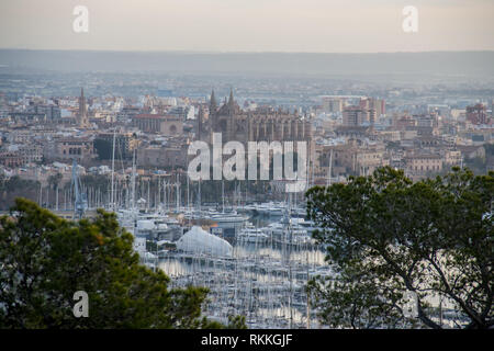 La ville Palma de Mallorca port et cathédrale de Majorque avec un de birds eye view. Vue panoramique du sommet, matin d'hiver Banque D'Images