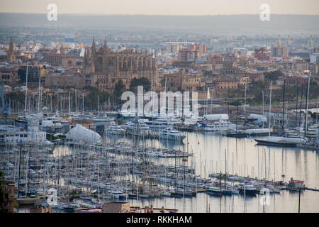 La ville Palma de Mallorca port et cathédrale de Majorque avec un de birds eye view. Vue panoramique du sommet, matin d'hiver Banque D'Images