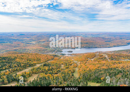 Vue aérienne du Parc National Mont Tremblant avec le lac Tremblant dans la couleur de l'automne au Québec, Canada Banque D'Images