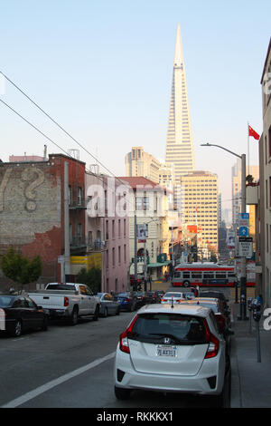 Avis à l'égard du centre-ville de Transamerica Pyramid Clay Street, près de l'intersection de Stockton Street, Chinatown, San Francisco, California, USA Banque D'Images