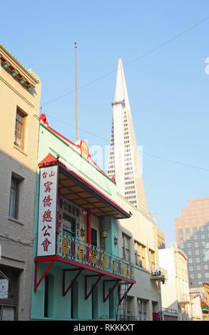 Vue de la Transamerica pyramide, à la recherche de centre-ville Commercial Street, Chinatown, San Francisco, California, USA Banque D'Images