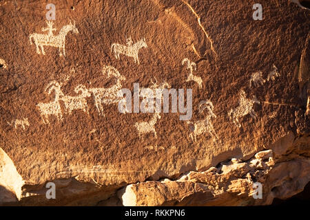 Native American Indian petroglyphs Sei près de Wolfe Ranch and Delicate Arch, Arches National Park, Utah, l'Amérique Banque D'Images