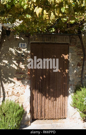 L'ombre de la porte, Via Antonio Gramsci, Monteriggioni, Toscane, Italie Banque D'Images