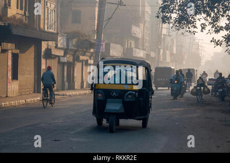 Pousse-pousse automatique et d'autres sur la circulation dans la rue de la ville d'Amritsar, Inde Banque D'Images