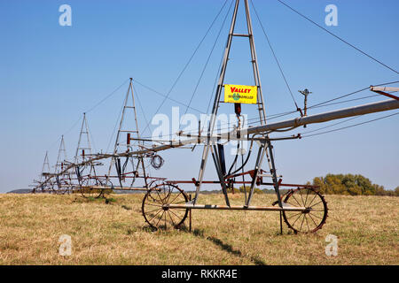 'Anciens' automotrice de la vallée d'irrigation à pivot de ligne de roue, système de pâturage irrigués en dormance. Banque D'Images