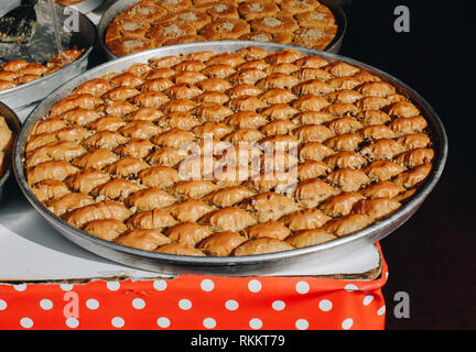 Baklava turc dans le bac sur l'affichage Banque D'Images