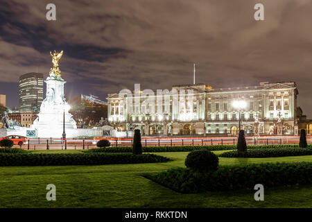 Le palais de Buckingham dans la nuit, Londres, Angleterre Banque D'Images