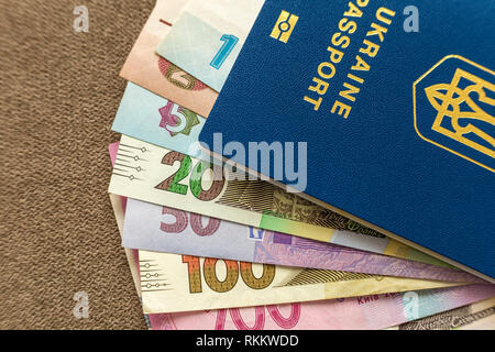 Passeport ukrainien et de l'argent, l'Ukrainien hryvna billets factures à copie espace arrière-plan, Vue de dessus. Problèmes de finances et de voyage concept. Banque D'Images