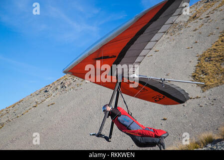 Craigieburn, Canterbury, Nouvelle-Zélande - 2 mai 2015 : un planeur décolle du côté de Mt Cheeseman de survoler la Vallée Banque D'Images