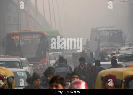 Piétons et des niveaux de pollution de l'air à Delhi Aero City, New Delhi, Inde Banque D'Images