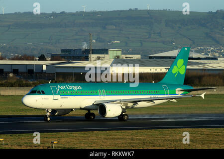 Un Airbus A320 d'Aer Lingus se prépare à décoller de l'aéroport de Belfast, Irlande du Nord. L'Airbus A320 se compose de courte à moyenne portée, à fuselage étroit, bimoteur de transport commercial de passagers jet airlinersmanufactured par Airbus. La famille comprend l'A318, A319, A320 et A321, ainsi que l'ACJ de business jet. Les A320 sont aussi nommées A320ceo (option moteur actuel) après l'introduction de l'A320neo (option nouveau moteur) l'assemblage final de la famille a lieu à Toulouse, France, et Hambourg, Allemagne. Une usine à Tianjin, Chine, produit également des avions pour les compagnies aériennes chinoises Banque D'Images