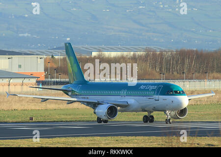 Un Airbus A320 d'Aer Lingus se prépare à décoller de l'aéroport de Belfast, Irlande du Nord. L'Airbus A320 se compose de courte à moyenne portée, à fuselage étroit, bimoteur de transport commercial de passagers jet airlinersmanufactured par Airbus. La famille comprend l'A318, A319, A320 et A321, ainsi que l'ACJ de business jet. Les A320 sont aussi nommées A320ceo (option moteur actuel) après l'introduction de l'A320neo (option nouveau moteur) l'assemblage final de la famille a lieu à Toulouse, France, et Hambourg, Allemagne. Une usine à Tianjin, Chine, produit également des avions pour les compagnies aériennes chinoises Banque D'Images