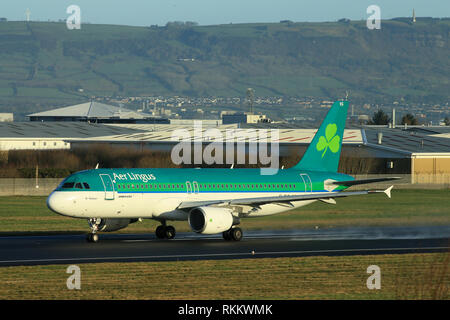 Un Airbus A320 d'Aer Lingus se prépare à décoller de l'aéroport de Belfast, Irlande du Nord. L'Airbus A320 se compose de courte à moyenne portée, à fuselage étroit, bimoteur de transport commercial de passagers jet airlinersmanufactured par Airbus. La famille comprend l'A318, A319, A320 et A321, ainsi que l'ACJ de business jet. Les A320 sont aussi nommées A320ceo (option moteur actuel) après l'introduction de l'A320neo (option nouveau moteur) l'assemblage final de la famille a lieu à Toulouse, France, et Hambourg, Allemagne. Une usine à Tianjin, Chine, produit également des avions pour les compagnies aériennes chinoises Banque D'Images