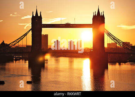 Lever de Soleil sur le Tower Bridge Banque D'Images
