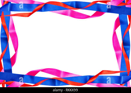 Cadre en rouge, rose et rubans de satin bleu isolé sur fond blanc avec chemin de détourage et copie espace au milieu. Banque D'Images