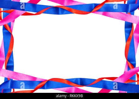 Cadre en rouge, rose et rubans de satin bleu isolé sur fond blanc avec chemin de détourage et copie espace au milieu. Banque D'Images