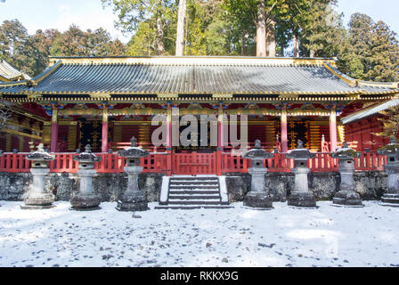 Lanternes en pierre et sacré Magasin à Tosho-gu, Nikko, Japon Banque D'Images