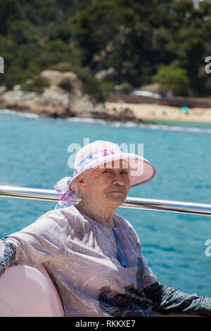 Senior woman bénéficie d'vacances d'été dans un voyage en mer sur un bateau de plaisance. Banque D'Images