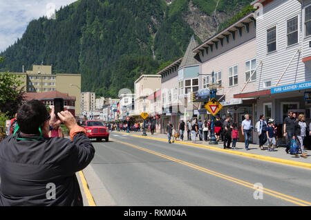 Personne utilise smartphone pour photographier le centre ville zone touristique de Juneau, Alaska. Banque D'Images