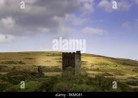 Les ruines de château de Dolwyddelan dans le parc national de Snowdonia entouré de montagnes sombres et la lande. Banque D'Images