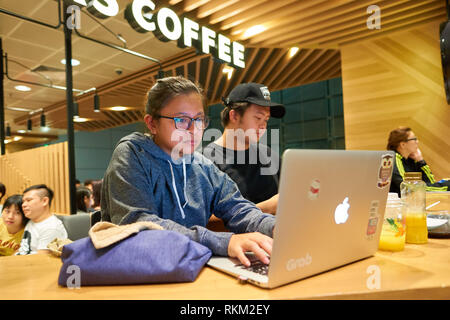 Singapour - circa 2016, août : les gens de Starbucks à l'aéroport de Singapour Changi. La société Starbucks Coffee Company est un café et c Banque D'Images
