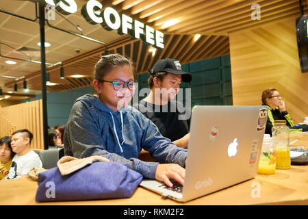 Singapour - circa 2016, août : les gens de Starbucks à l'aéroport de Singapour Changi. La société Starbucks Coffee Company est un café et c Banque D'Images