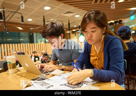 Singapour - circa 2016, août : les gens de Starbucks à l'aéroport de Singapour Changi. La société Starbucks Coffee Company est un café et c Banque D'Images