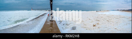 L'eau gelée et recouverte de neige plage sur le lac Michigan à Michigan City, Indiana Banque D'Images