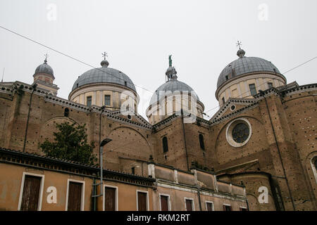 Toits et murs en brique ronde de Basilique Santa Giustina à Padoue, Italie Banque D'Images