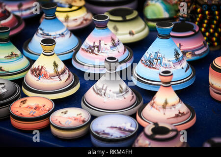 Les scènes peintes à la main sur la main de poterie miniature tagines dans l'âme de la médina d'Essaouira. Banque D'Images