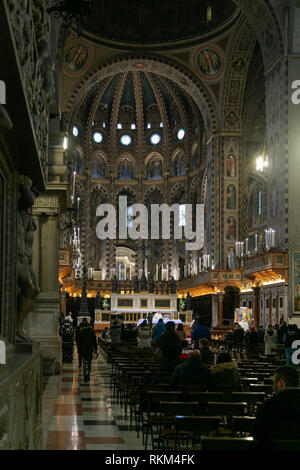 Vue de l'intérieur sur la merveilleuse basilique Sant Antonio (Saint Antoine de Padoue, Italie) Banque D'Images