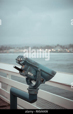 Mer/Télescope portée sur un quai au bord de l'océan Pacifique, Santa Cruz, Californie Banque D'Images