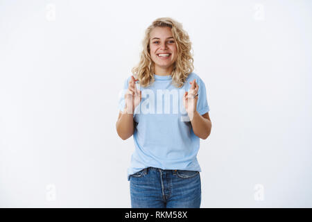 Jeune fille ayant foi rêves venir vrai sourire optimiste et riant comme des doigts pour la bonne chance, l'espoir pour résultat positif, de prier et d'être Banque D'Images