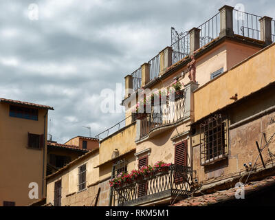 Bâtiment Vintage à Florence, en Italie, avec un balcon orné de plantes sur une journée de printemps. Banque D'Images