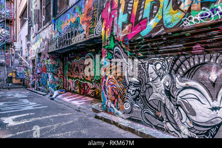 3e janvier 2019, Melbourne, Australie : Hosier lane voir avec l'homme de dormir sur le terrain à Melbourne, Australie Banque D'Images