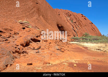 Texture rocheuse le long de la base d'Uluru Banque D'Images